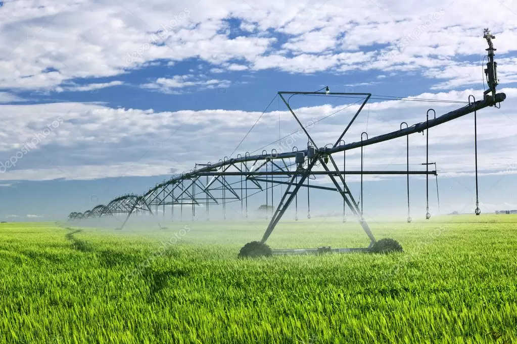 Pivô central irrigação agrícola — bomba submersa